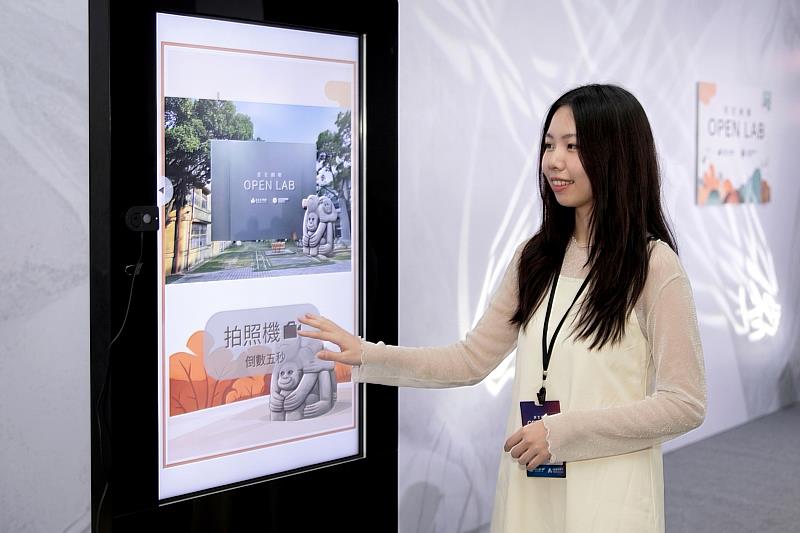 工研院展出「GAI拍貼機」，提供即時生成個人化影像服務，適用於展覽、觀光與品牌行銷場域，提升互動體驗與消費吸引力。圖為展示示意
