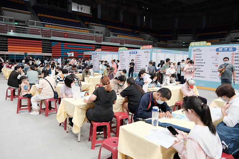 屏東地區就業博覽會吸引上千名求職民眾踴躍參與。