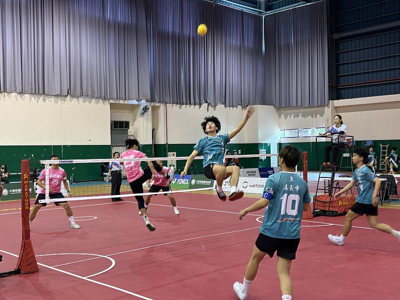 藤球選手展現高難度凌空殺球技巧與默契