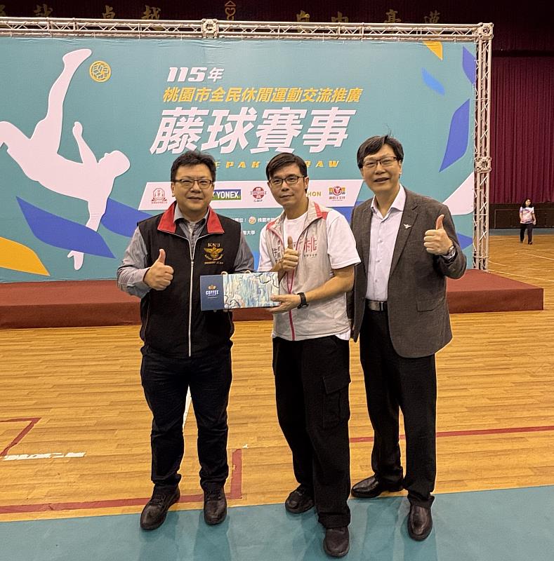開南大學校長郭鐘達（左）、桃園市政府體育局局長許彥輝（中）、開南大學主任秘書黃建宏（右）於開幕典禮合影交流