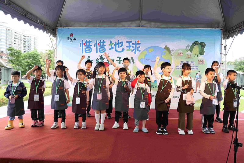 「小小老闆」體驗活動受到孩童喜愛。（圖由靈鷲山佛教教團提供）