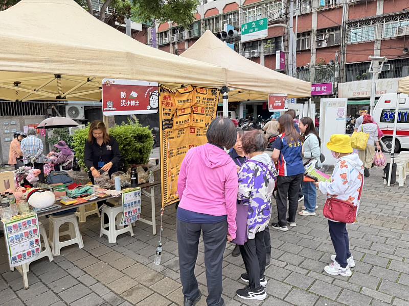 第二救災救護大隊於今(9)日上午10點至中午12點在新莊中港大排廣場舉辦大型消防宣導,現場設有各種互動體驗攤位