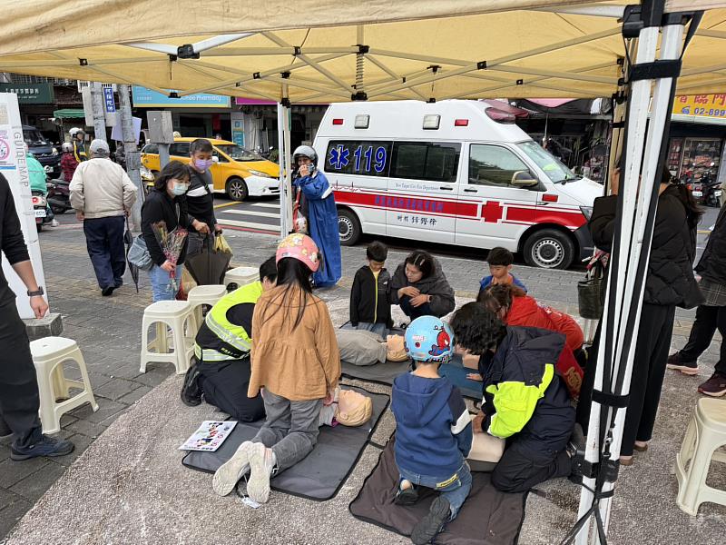 第二救災救護大隊於今(9)日上午10點至中午12點在新莊中港大排廣場舉辦大型消防宣導，現場設有各種互動體驗攤位