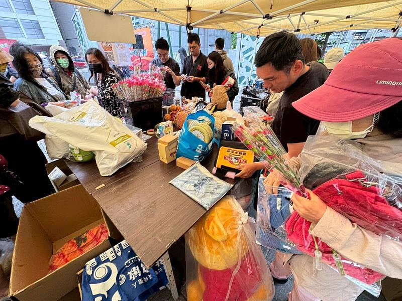 消防局第二救災救護大隊特別準備康乃馨，讓參加的市民朋友們藉此機會向辛苦的媽媽說聲感謝，一起度過溫馨的母親節