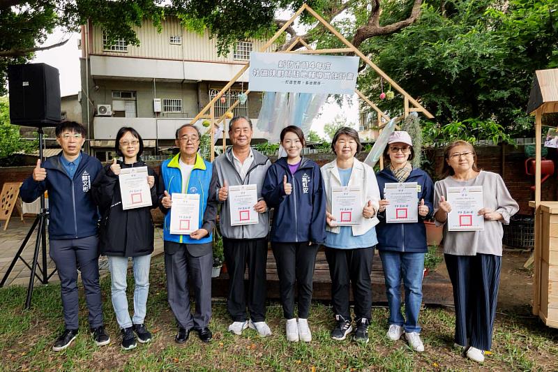 高虹安市長頒發獎狀表揚歷年維護管理績優社區。