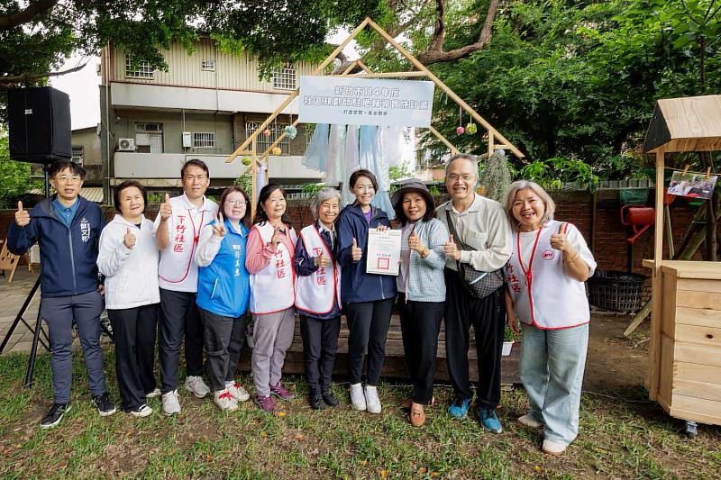 高虹安市長頒發獎狀表揚歷年維護管理績優社區。