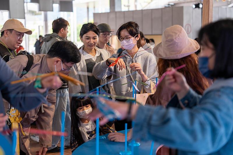 「體驗工坊」越南竹蜻蜓平衡遊戲，吸引民眾挑戰。