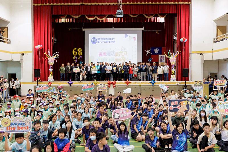 建功國小68週年校慶典禮大合影。