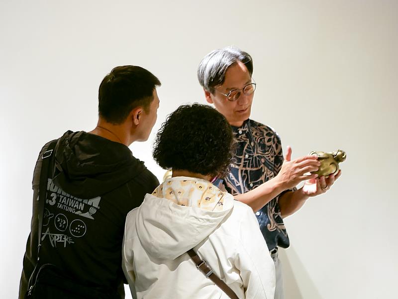 羅廣維於現場展示作品細節，讓民眾近距離觀察雕塑紋理與材質變化。
