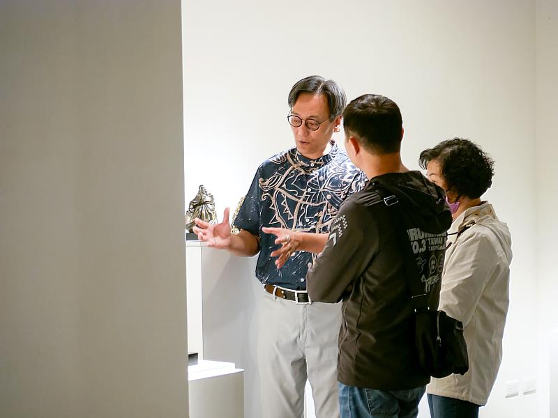 藝術家羅廣維於《藝術家有約》活動中親自導覽,向觀眾介紹炭雕創作理念與媒材特色。