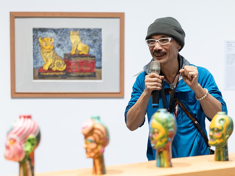 藝術家李俊陽融合廟宇彩繪與布袋戲，織就文化再生的敘事。（新北市美術館提供，攝影：呂國瑋）