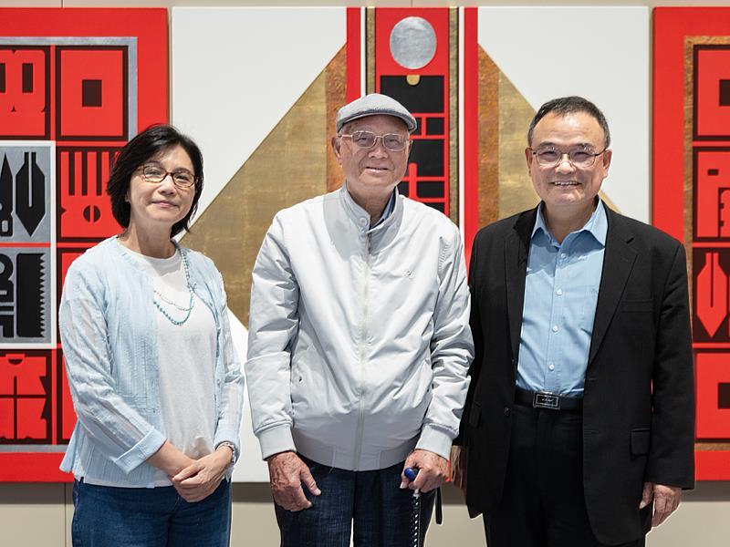 新北市美術館賴香伶館長、藝術家廖修平與國立故宮博物院蕭宗煌院長於展場中合照（從左至右）。（新北市美術館提供，攝影：呂國瑋）