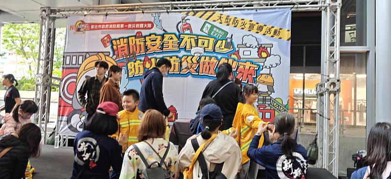 小小消防勇戰士帥氣展現，體驗消防辛勞。