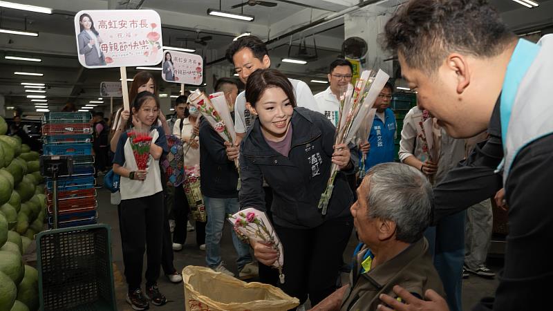 市長高虹安與果菜市場攤商民眾暖心互動。