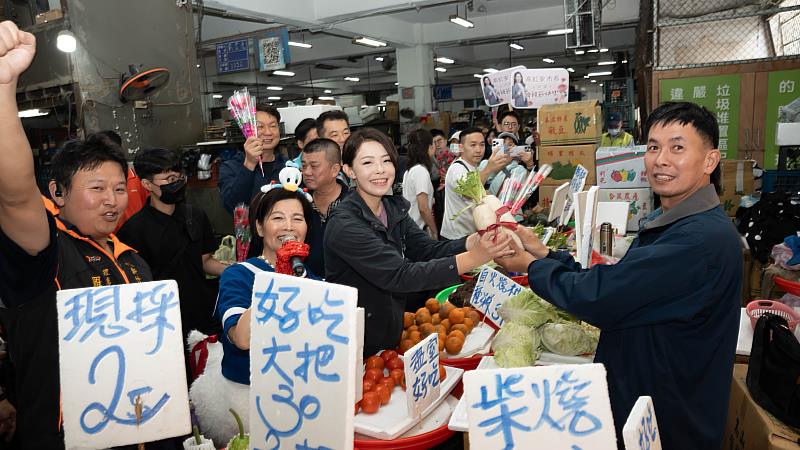 市長高虹安與果菜市場攤商民眾暖心互動。