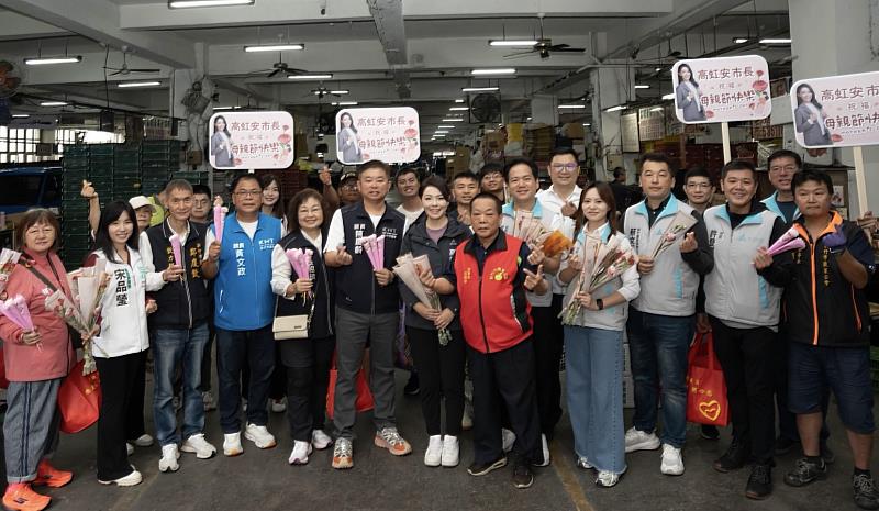 市長高虹安前往果菜市場贈康乃馨合照。