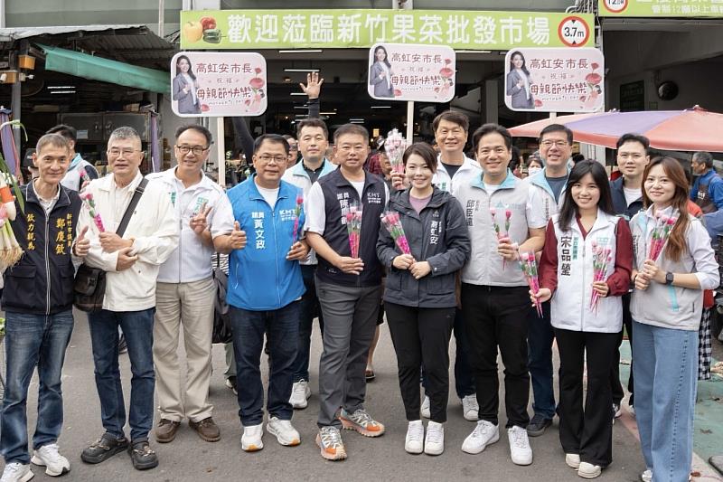 市長高虹安前往果菜市場贈康乃馨合照。