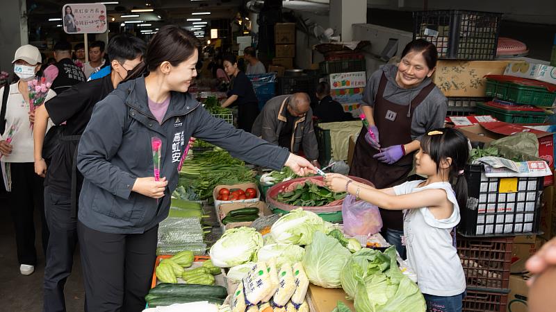 市長高虹安與果菜市場攤商民眾暖心互動。