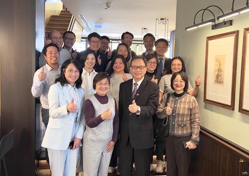 僑務委員會委員長徐佳青（首排左2）與臺商會產業交流餐會合影。