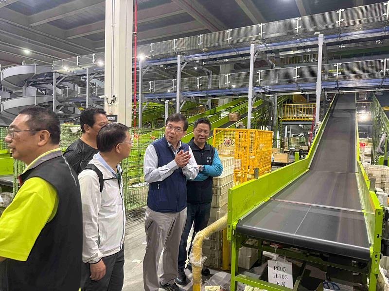 王國材董事長慰問物流園區北臺灣郵件作業中心同仁，該中心預計本週起逐步恢復正常作業。/中華郵政提供