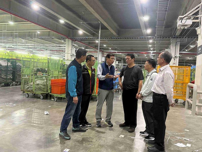 王國材董事長慰問物流園區北臺灣郵件作業中心同仁，該中心預計本週起逐步恢復正常作業。/中華郵政提供