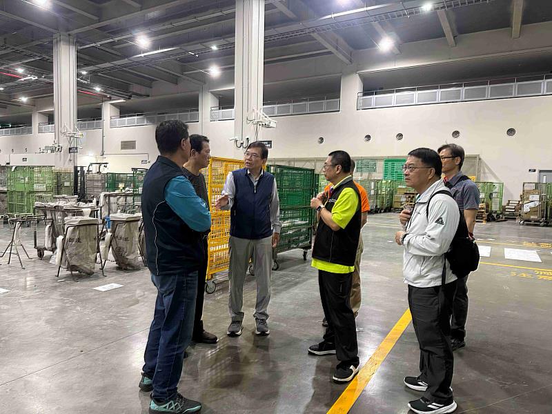 王國材董事長慰問物流園區北臺灣郵件作業中心同仁，該中心預計本週起逐步恢復正常作業。/中華郵政提供