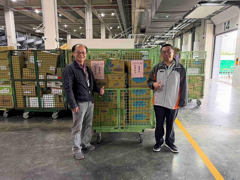 董事長致贈同仁慰勞飲品。/中華郵政提供