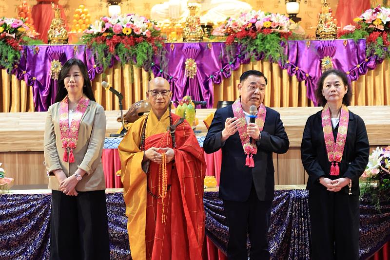 靈鷲山水陸先修法會供燈祈福儀式後，桃園市議會議長邱奕勝（右2）致詞肯定教團安定人心。左1為立委萬美玲，右1為桃園市政府副秘書長賴淑華。（圖由靈鷲山佛教教團提供）