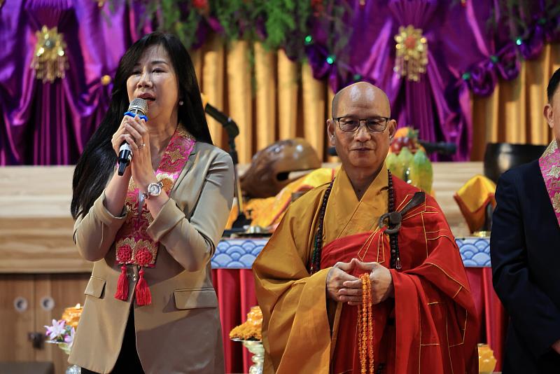 立法委員萬美玲（左）於靈鷲山水陸先修法會致詞，感佩教團深耕桃園30餘年，以持續不間斷的慈悲願行守護地方平安。（圖由靈鷲山佛教教團提供）