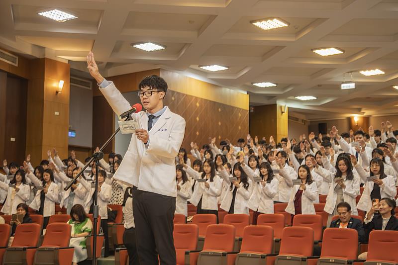 嘉藥藥學系會長林彥融帶領全體大四受袍生舉手宣誓藥師宣言。