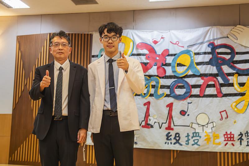 嘉藥藥學系會長林彥融（左）代表實習生接受校長張翊峰授袍。