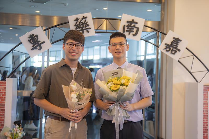 已有碩士學歷的黃啓銘（左）為因對藥學的熱愛毅然重返校園。