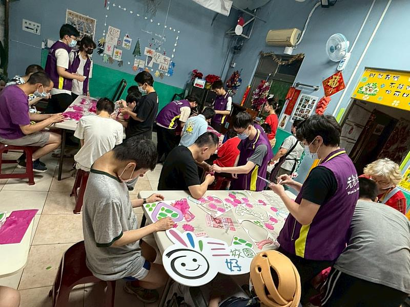 元智同學陪伴康福智能發展中心孩子們手作康乃馨花圈。