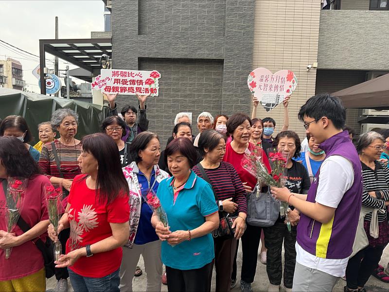 元智同學致贈康乃馨，表達敬意。