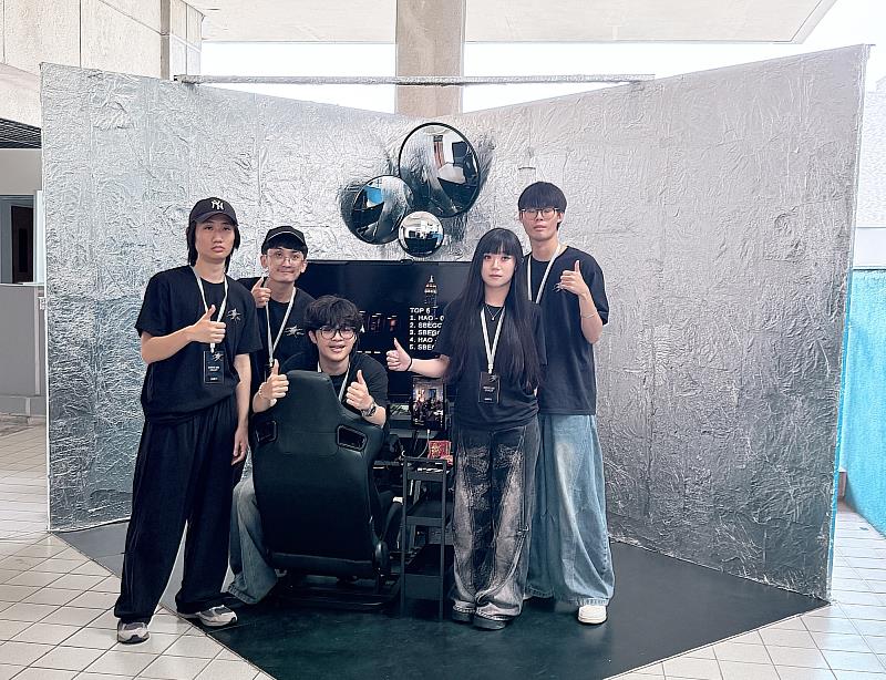 《Drive me crazy》由黃凱琳、蕭聖宏、康承宇、曾耘皓及周晉維共同創作。