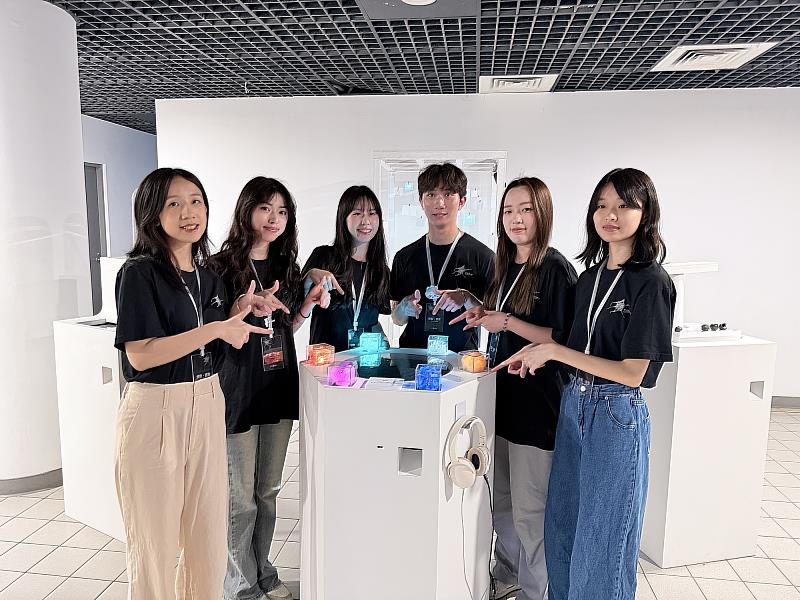 《須臾．緩存》由莊菀萍、周芷舲、洪嘉駿、江語檬、張家毓及陳思佑共同創作。
