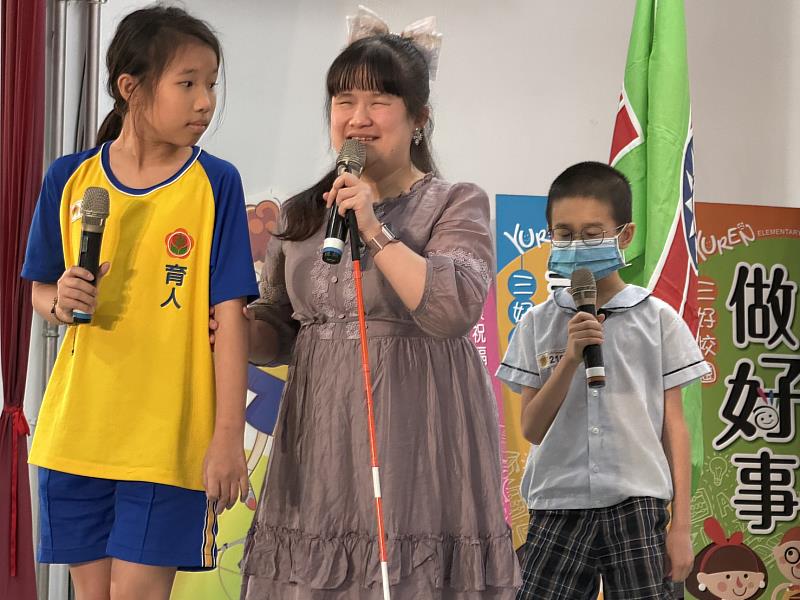 混障綜藝團感動演出，傳遞勇氣與生命力。