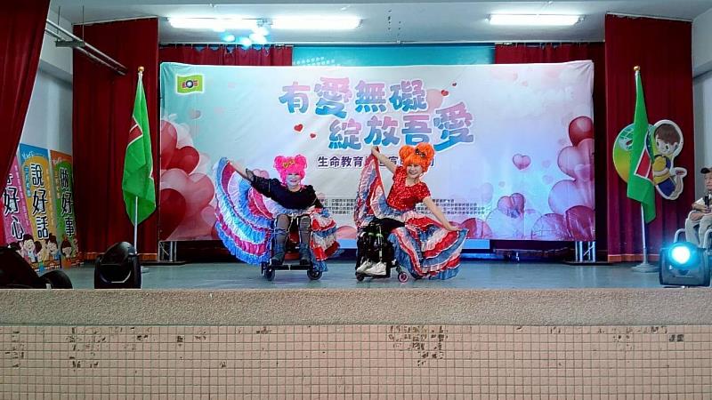 混障綜藝團感動演出，傳遞勇氣與生命力。