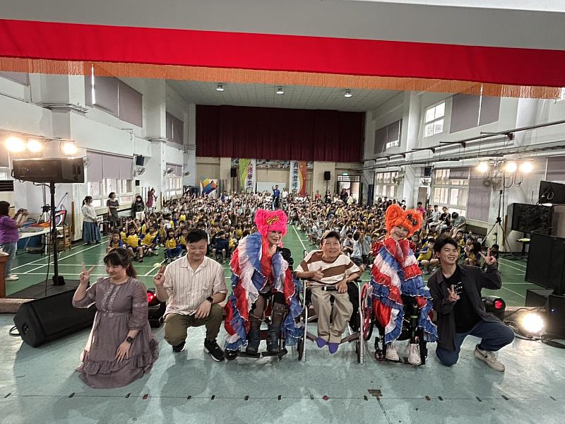 混障綜藝團感動演出,傳遞勇氣與生命力。