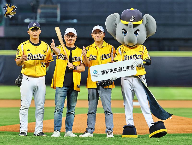 新安東京海上產險董事長室日籍秘書長一色 浩一（右2）及徐柏園副總經理（左2），攜手中信兄弟象隊內野手楊祥禾（左1）與吉祥物小翔（右1），共同揭開球賽序幕。