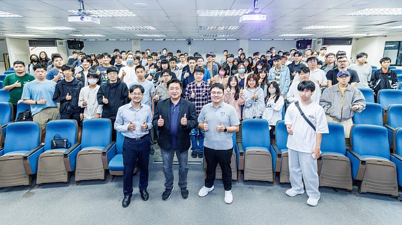 五百戶科技總經理張園宗（前排左2）於4月30日代表公司捐贈30套Nuvoton開發設備，協助資工系具備更完整的實作工具與學習資源。（圖／淡江大學提供）
