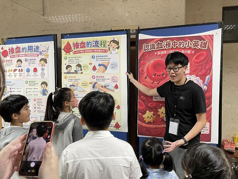 中山醫大醫技系學生結合捐血流程，向學童介紹血型檢驗與輸血安全知識。