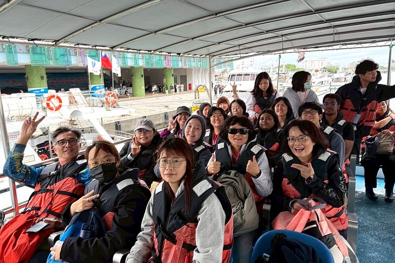 人社院王嘉陵院長帶領師生共同參與出海觀察活動，實地體驗海洋生態與地方文化。