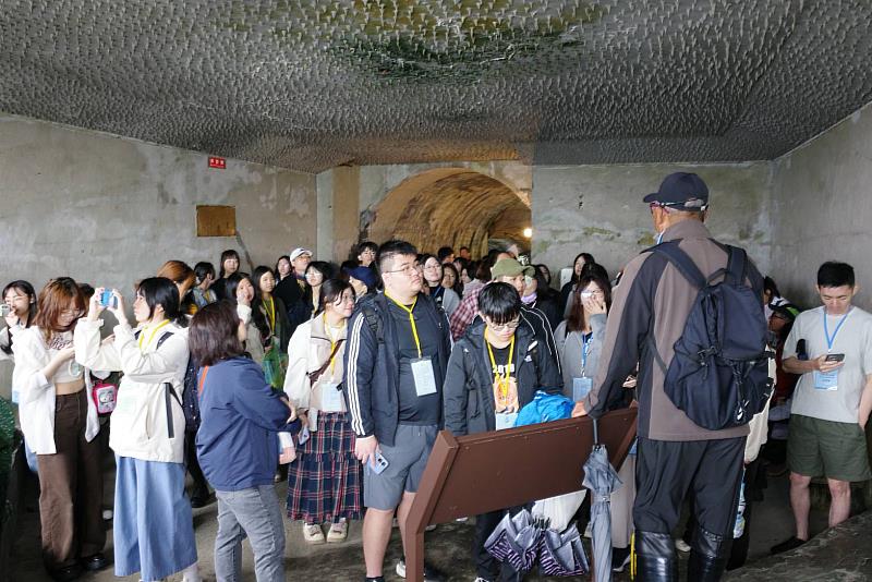 解說員於龜山島進行詳細導覽，介紹島嶼歷史、人文發展與地方特色。