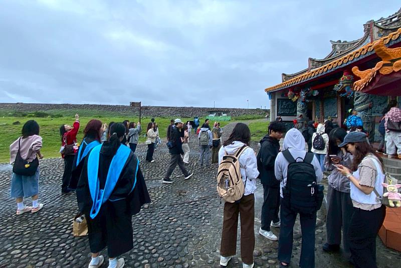 導覽員向師生解說龜山島媽祖廟歷史,以及居民遷村與島嶼發展的歷史故事。