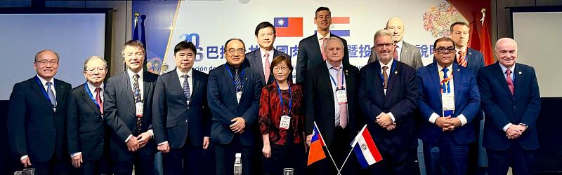 IEAT秘書長黃文榮（前排左1）與台巴雙方公協會、企業代表共同簽署「巴拉圭-台灣工商暨文化總會」聯合聲明巴拉圭共和國總統貝尼亞（後排左2）、我國外交部長林佳龍（後排左1）共同見證合影。