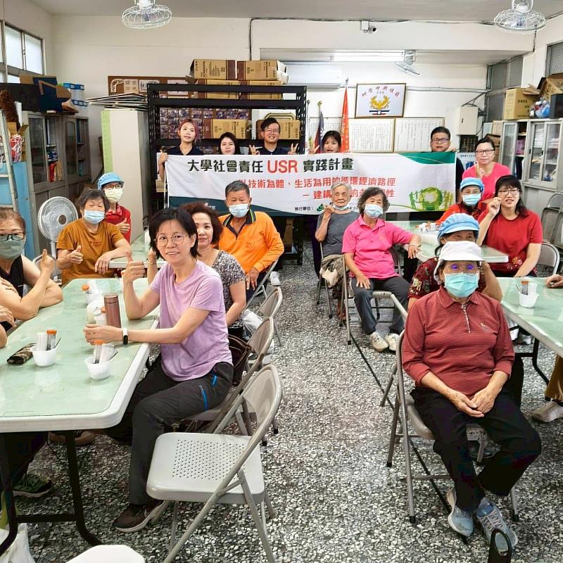 企管所師生帶領社區長者共同參與永續生活推廣活動。