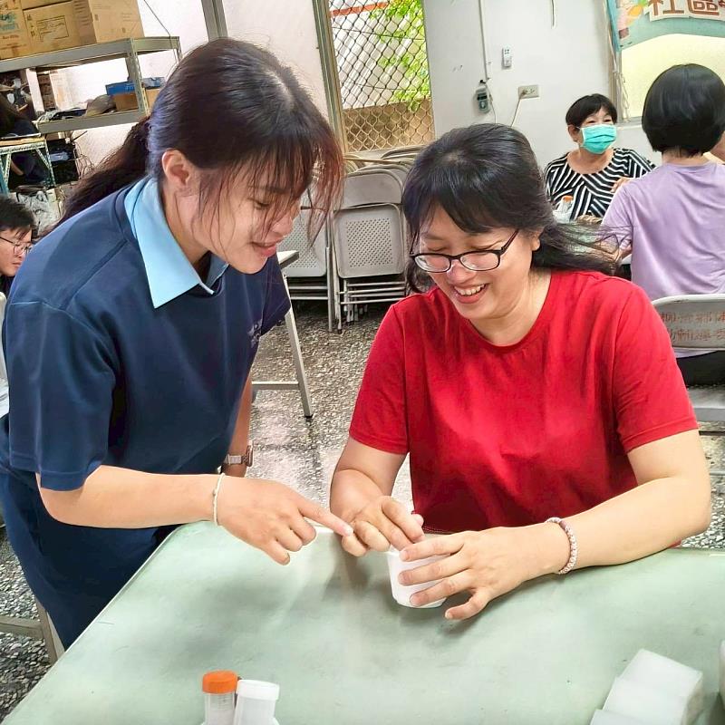 企管所學生帶領社區居民進行手作活動。