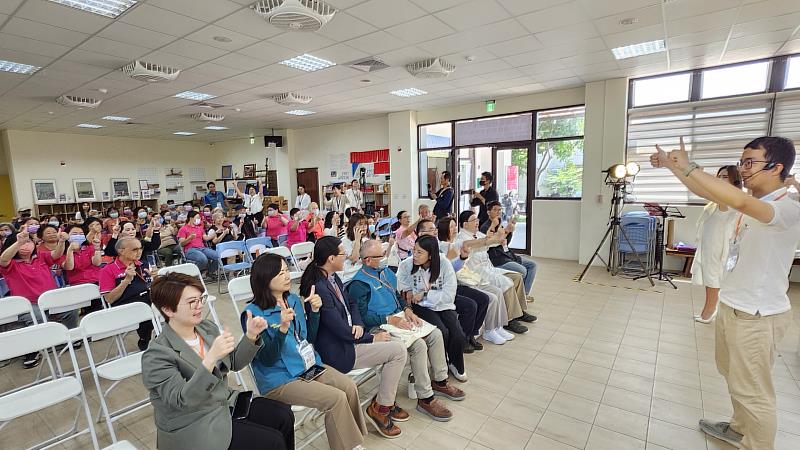 台北市職能治療師公會理事施昱廷帶動社區長輩進行認知訓練。