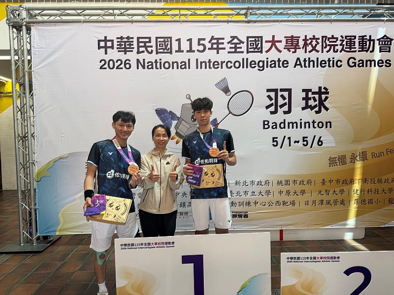 115年全大運羽球項目傳捷報！羽球雙打選手勇奪金牌，與傅慧榕教練（中）合影，見證跨界奪金傳奇。